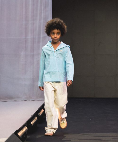 Alternative view of ALBILLO: Casaca celeste con capucha