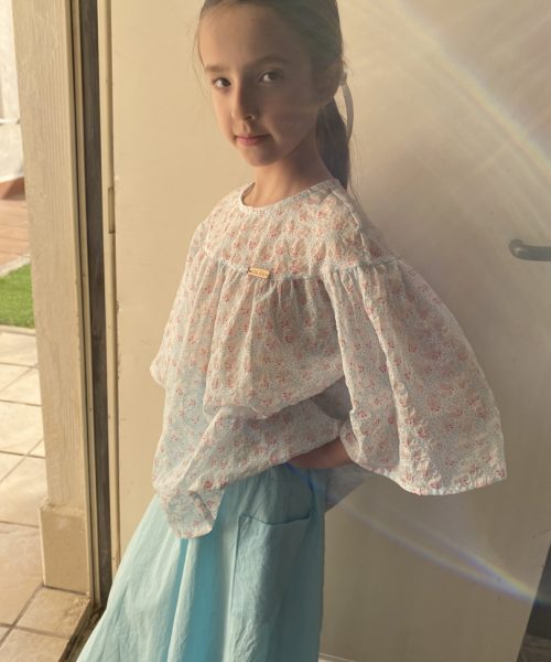 VERDOT: Blusa organza celeste con manga campana.