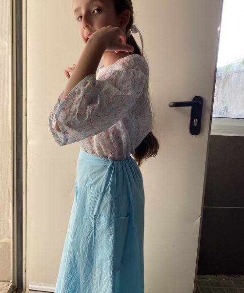 MACABEO: Pantalón acampanado celeste.