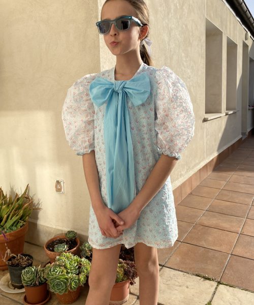 VERDEJO: Vestido organza celeste con lazo.